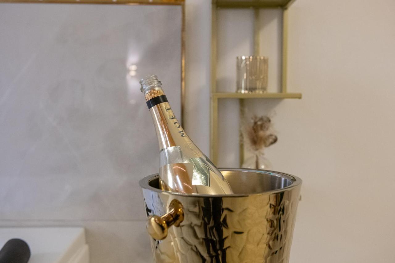 Fashion Apartment Gold Bologna With Jacuzzi & Car Garage المظهر الخارجي الصورة