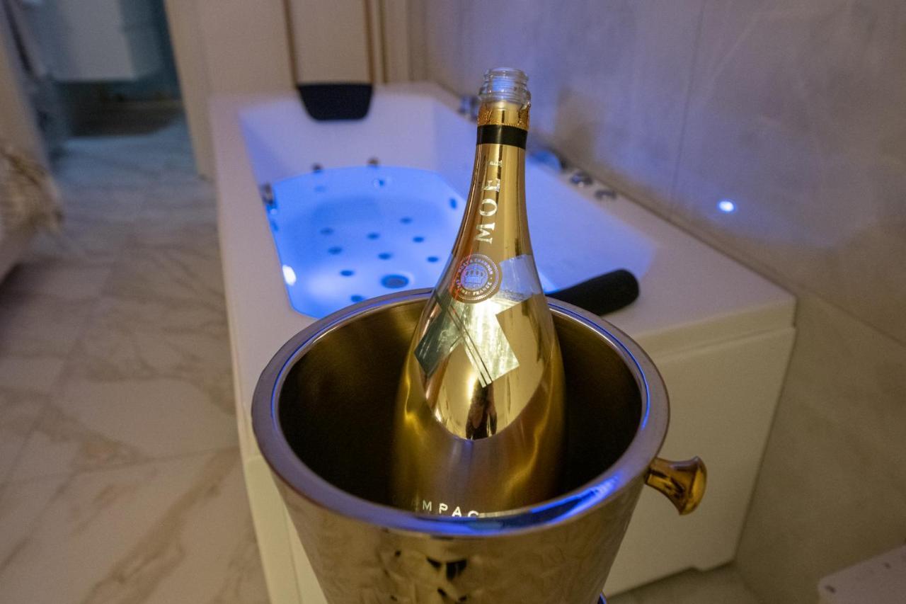Fashion Apartment Gold Bologna With Jacuzzi & Car Garage المظهر الخارجي الصورة