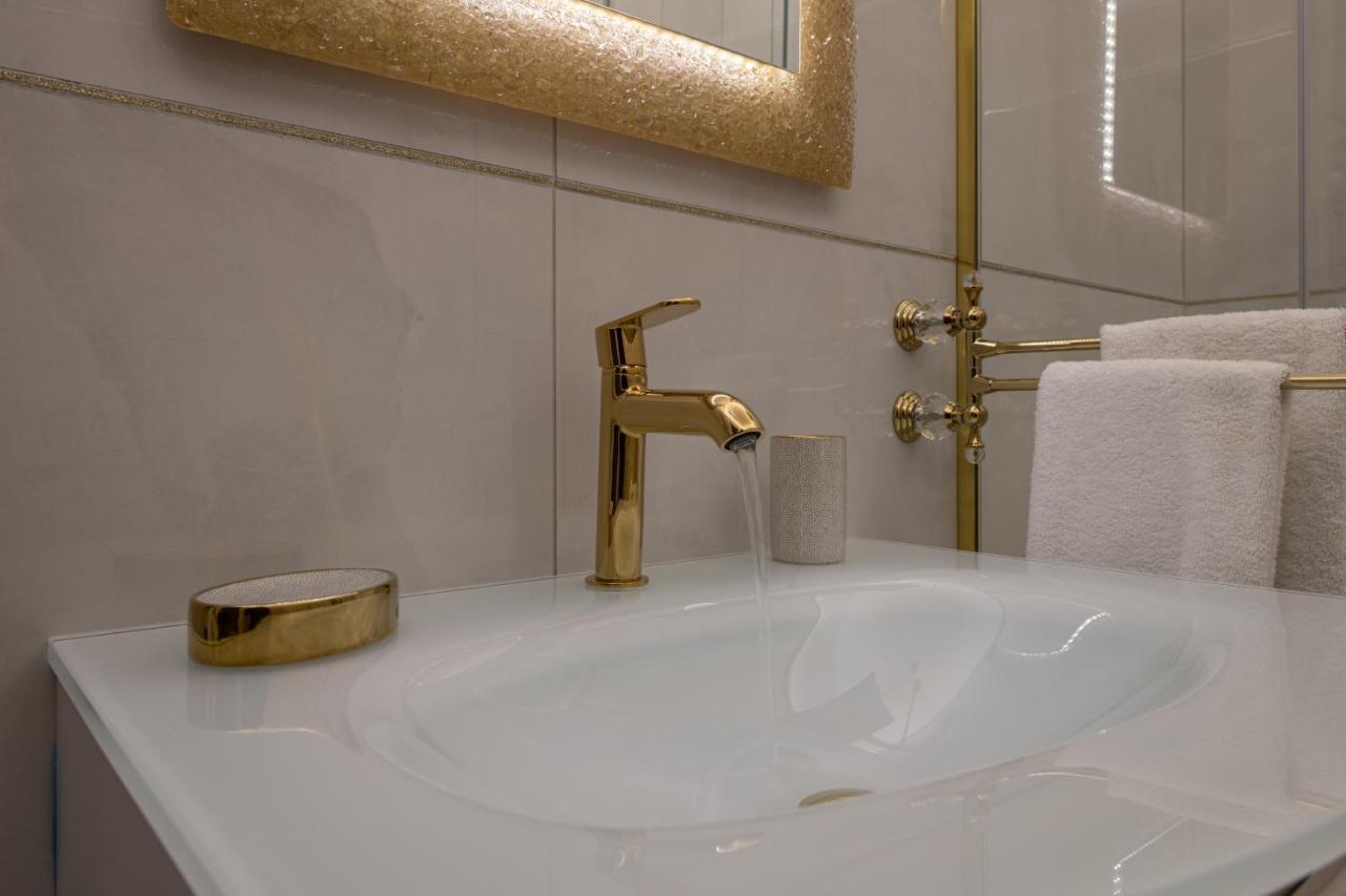 Fashion Apartment Gold Bologna With Jacuzzi & Car Garage المظهر الخارجي الصورة